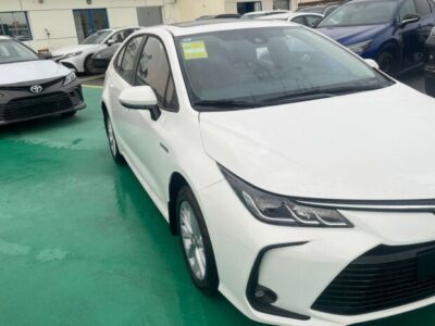 2024 Toyota Corolla 1.8 Litres Hybrid 4-cylinder Engine White Red Sedan AWD