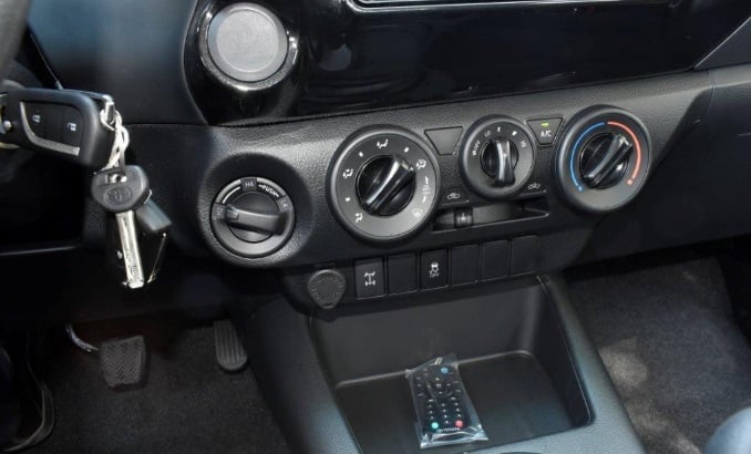 2022 Toyota Hilux 2.4L 4 Cylinder Diesel Engine MID Option Silver Black Pickup Truck