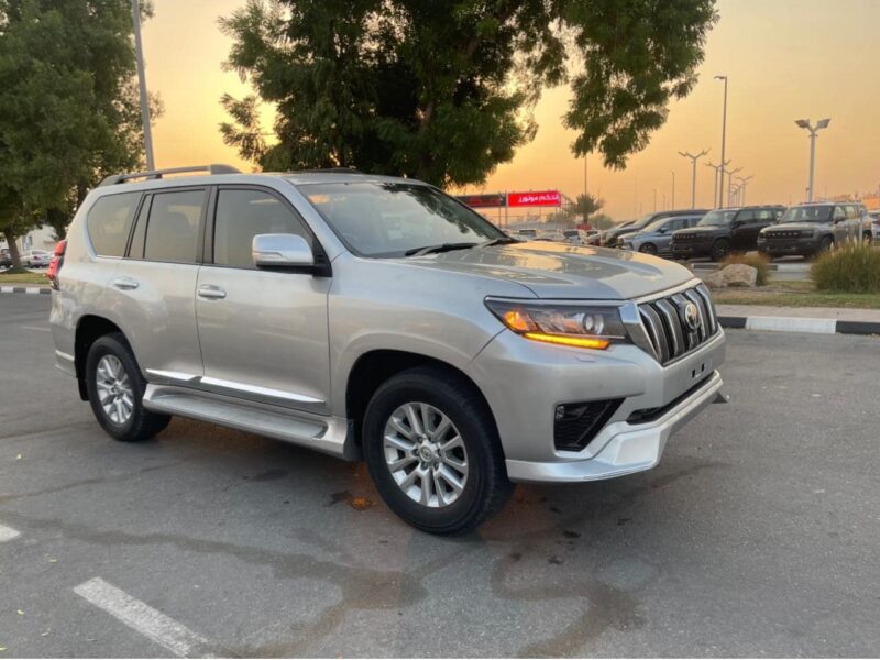 2017 Toyota Landcruiser Prado Altitude 2.8-liter 4-cylinder Turbodiesel Silver Black SUV