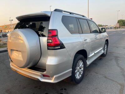 2017 Toyota Landcruiser Prado Altitude 2.8-liter 4-cylinder Turbodiesel Silver Black SUV