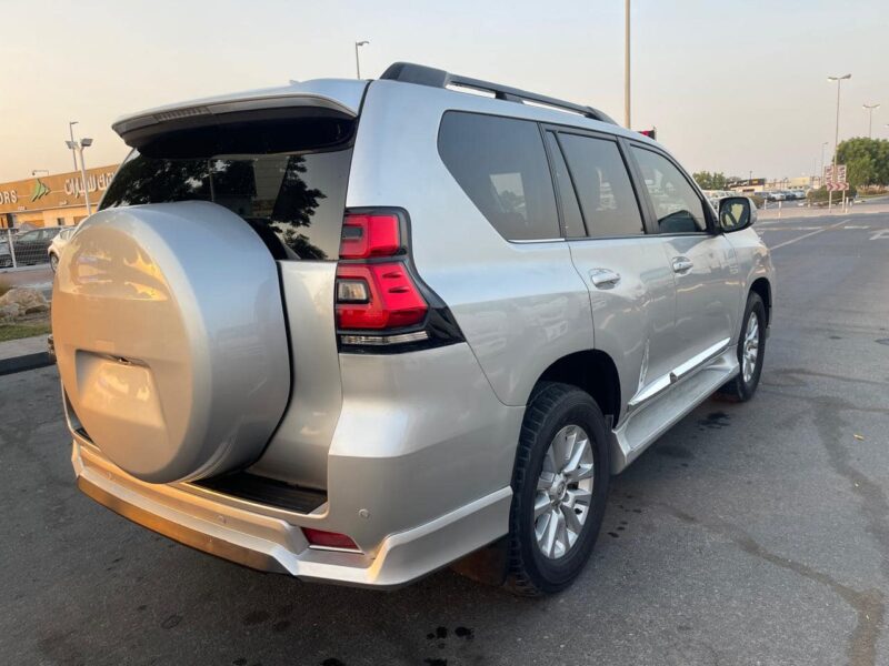 2017 Toyota Landcruiser Prado Altitude 2.8-liter 4-cylinder Turbodiesel Silver Black SUV