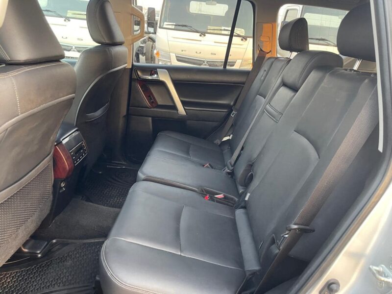 2017 Toyota Landcruiser Prado Altitude 2.8-liter 4-cylinder Turbodiesel Silver Black SUV