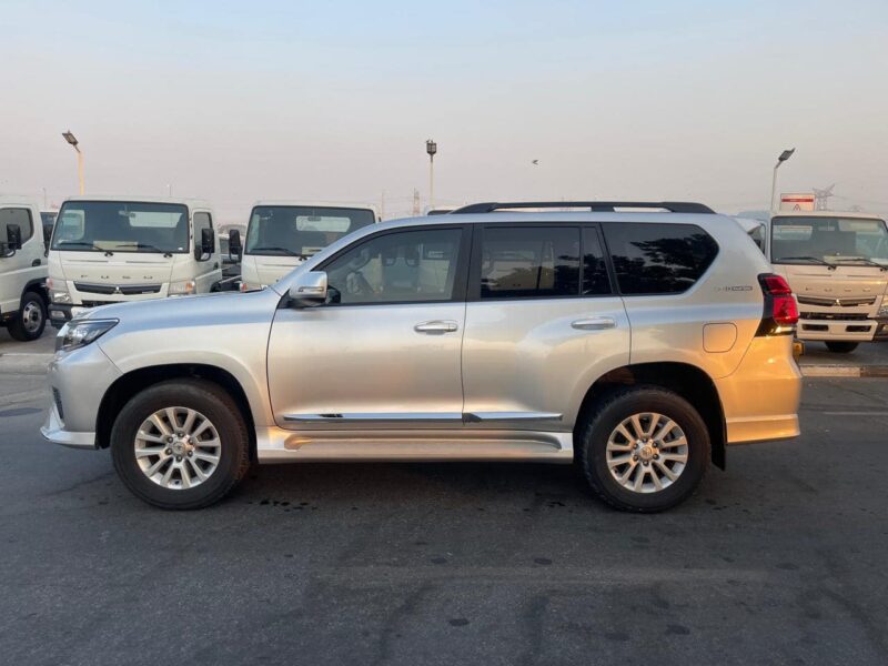 2017 Toyota Landcruiser Prado Altitude 2.8-liter 4-cylinder Turbodiesel Silver Black SUV