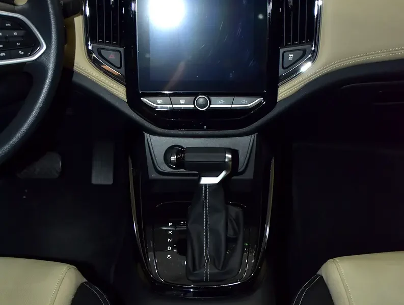 2025 Chevrolet Captiva Premier 4 Cylinders Petrol Engine White Beige SUV GCC Specs