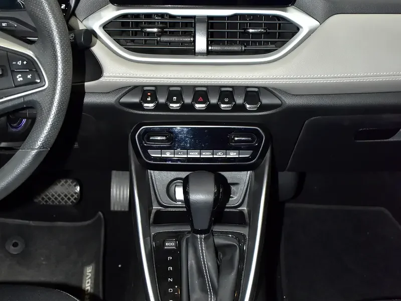 2025 Chevrolet Groove LT 4 Cylinders Petrol Engine Grey Black Crossover GCC Specs