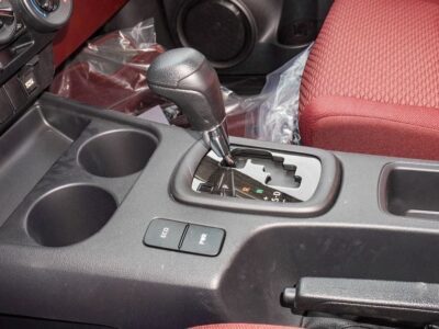 2025 Toyota Hilux DLX 2.7L 4 Cylinder Petrol Engine 4WD AT White Red Pickup Truck GCC