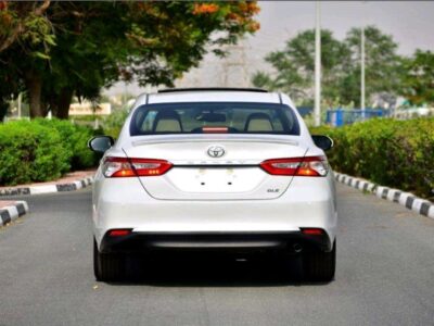2022 Toyota Camry SE 2.5 Litres 4 Cylinder Petrol Engine White Beige Sedan FWD