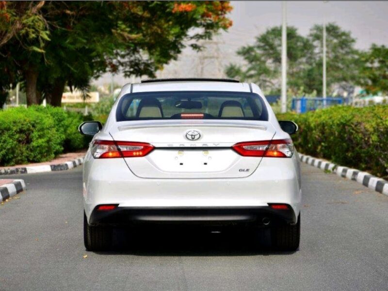 2022 Toyota Camry SE 2.5 Litres 4 Cylinder Petrol Engine White Beige Sedan FWD