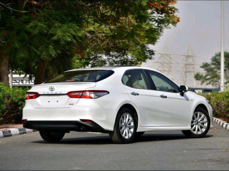 2022 Toyota Camry SE 2.5 Litres 4 Cylinder Petrol Engine White Beige Sedan FWD
