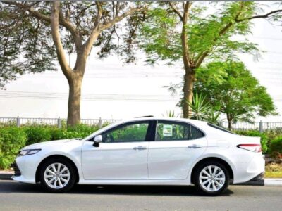 2022 Toyota Camry SE 2.5 Litres 4 Cylinder Petrol Engine White Beige Sedan FWD