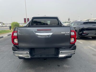 2023 Toyota Hilux SR5 2.8-litre turbocharged 4-cylinder Diesel Engine Grey Black Pickup