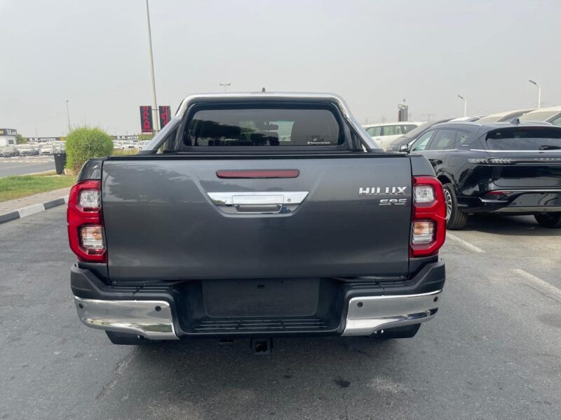 2023 Toyota Hilux SR5 2.8-litre turbocharged 4-cylinder Diesel Engine Grey Black Pickup