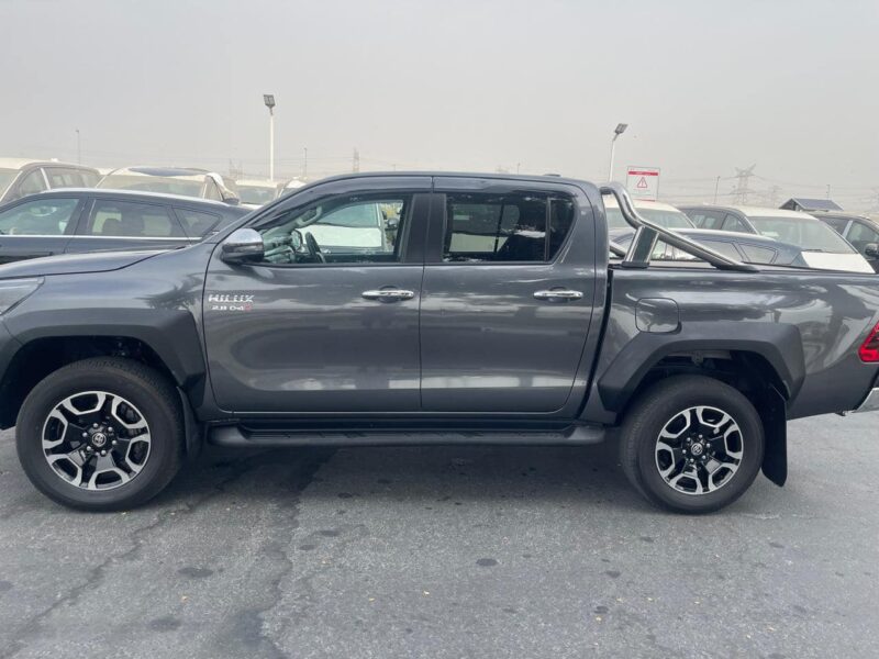 2023 Toyota Hilux SR5 2.8-litre turbocharged 4-cylinder Diesel Engine Grey Black Pickup