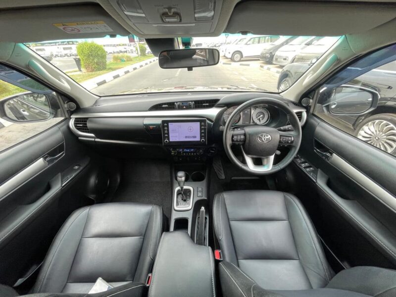 2023 Toyota Hilux SR5 2.8-litre turbocharged 4-cylinder Diesel Engine Grey Black Pickup