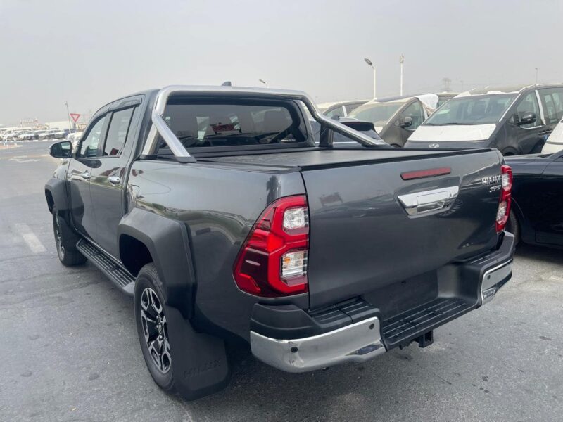 2023 Toyota Hilux SR5 2.8-litre turbocharged 4-cylinder Diesel Engine Grey Black Pickup