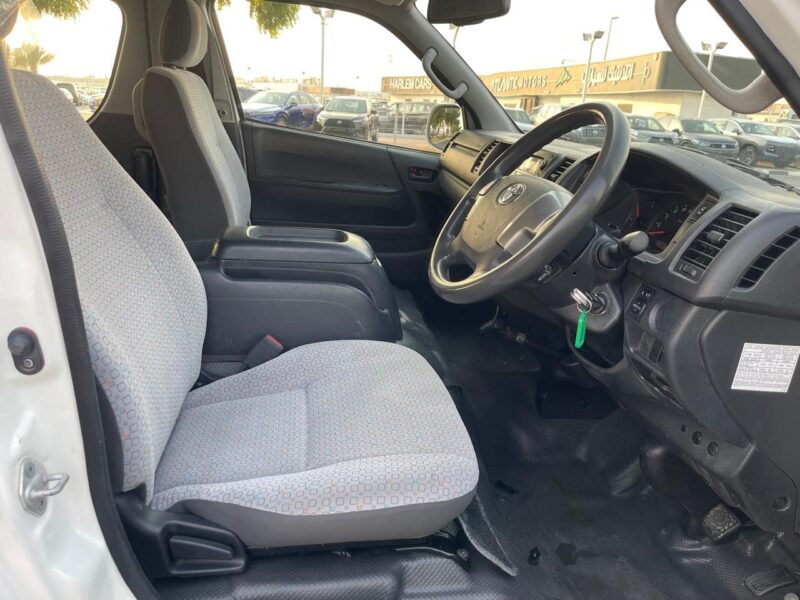 2018 Toyota HiAce Commuter SLWB 3.0 Litre 4 Cylinders Diesel Engine White Grey Van