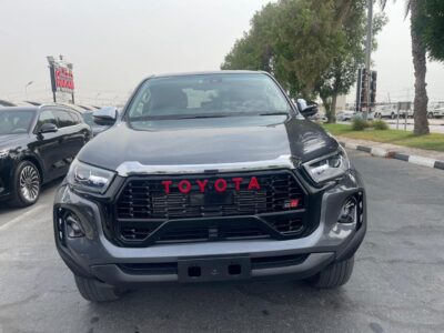 2023 Toyota Hilux SR5 2.8-litre turbocharged 4-cylinder Diesel Engine Grey Black Pickup