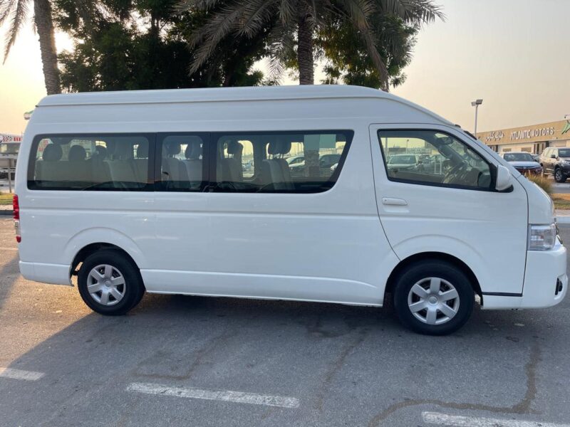 2018 Toyota HiAce Commuter SLWB 3.0 Litre 4 Cylinders Diesel Engine White Grey Van