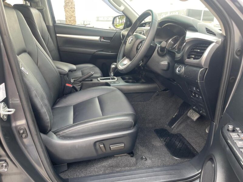 2023 Toyota Hilux SR5 2.8-litre turbocharged 4-cylinder Diesel Engine Grey Black Pickup