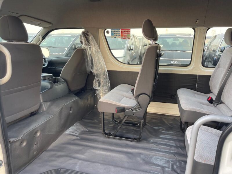 2018 Toyota HiAce Commuter SLWB 3.0 Litre 4 Cylinders Diesel Engine White Grey Van