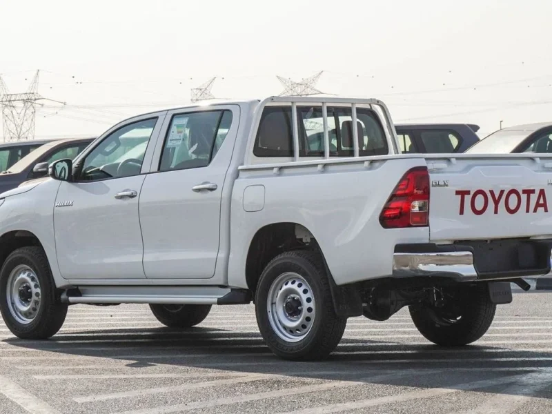 2025 Toyota Hilux DLX 2.7L 4 Cylinder Petrol Engine 4WD AT White Red Pickup Truck GCC