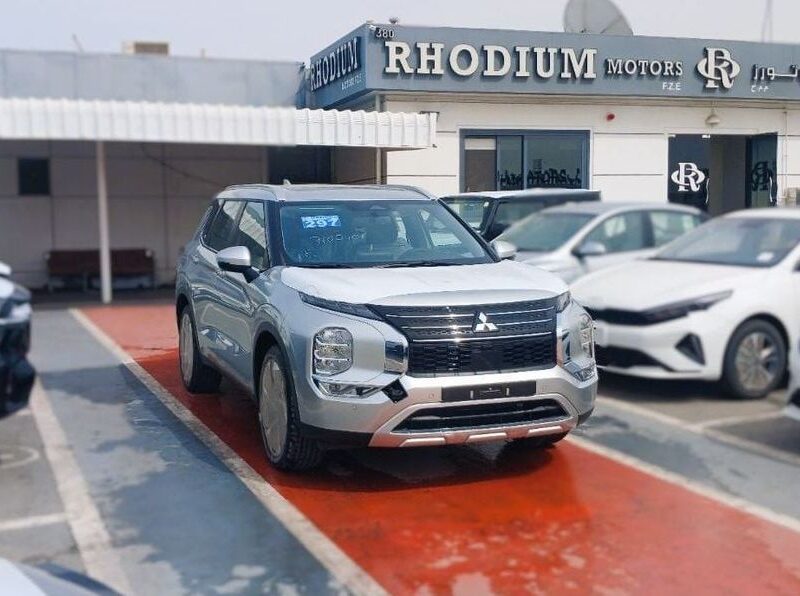 2025 Mitsubishi Outlander 2.5-liter 4-cylinder Petrol Engine Silver Black SUV GCC Specs