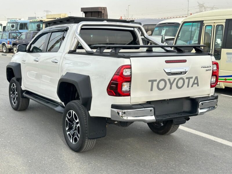 2021 Toyota Hilux SR5 Dual Cab 2.8 4 Cylinders Diesel Automatic 4x4 White Black Pickup