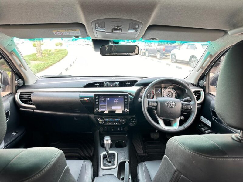 2021 Toyota Hilux SR5 Dual Cab 2.8 4 Cylinders Diesel Automatic 4x4 White Black Pickup