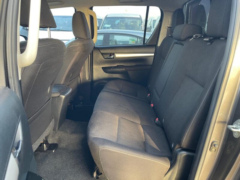 2017 Toyota Hilux SR5 Dual Cab 2.8L 4 Cylinders Diesel Engine Grey Black Pickup Truck