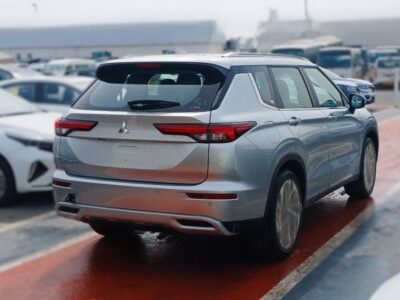 2025 Mitsubishi Outlander 2.5-liter 4-cylinder Petrol Engine Silver Black SUV GCC Specs
