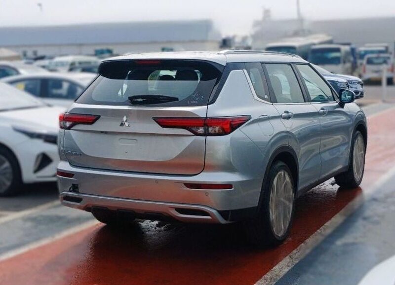 2025 Mitsubishi Outlander 2.5-liter 4-cylinder Petrol Engine Silver Black SUV GCC Specs