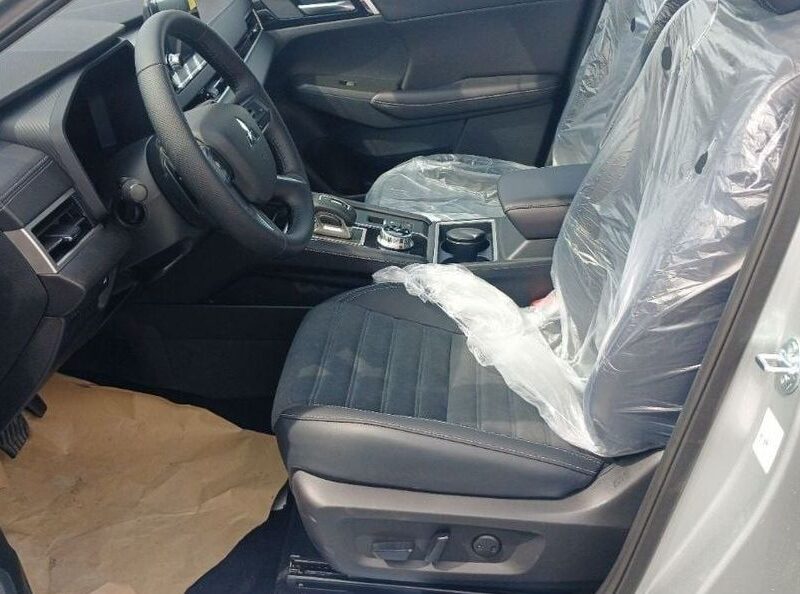 2025 Mitsubishi Outlander 2.5-liter 4-cylinder Petrol Engine Silver Black SUV GCC Specs