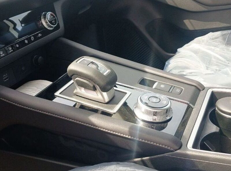 2025 Mitsubishi Outlander 2.5-liter 4-cylinder Petrol Engine Silver Black SUV GCC Specs