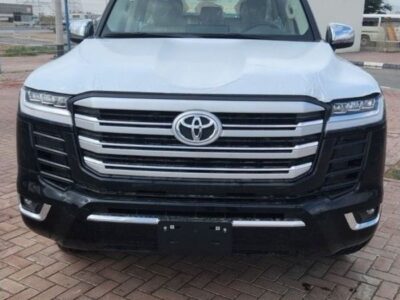 2022 Toyota Land Cruiser VX 3.5 Litres 6 Cylinders Petrol Engine Black Beige SUV GCC