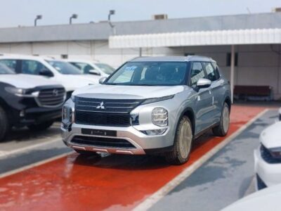 2025 Mitsubishi Outlander 2.5-liter 4-cylinder Petrol Engine Silver Black SUV GCC Specs