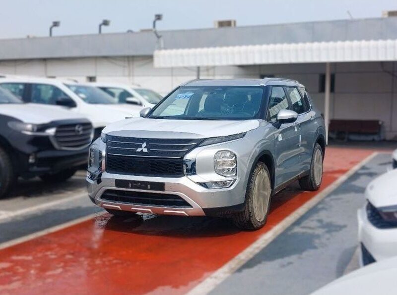 2025 Mitsubishi Outlander 2.5-liter 4-cylinder Petrol Engine Silver Black SUV GCC Specs