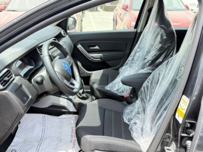 2025 Renault Duster 1.6-litre 4-cylinder In-Line Petrol Engine Grey Black SUV GCC Specs