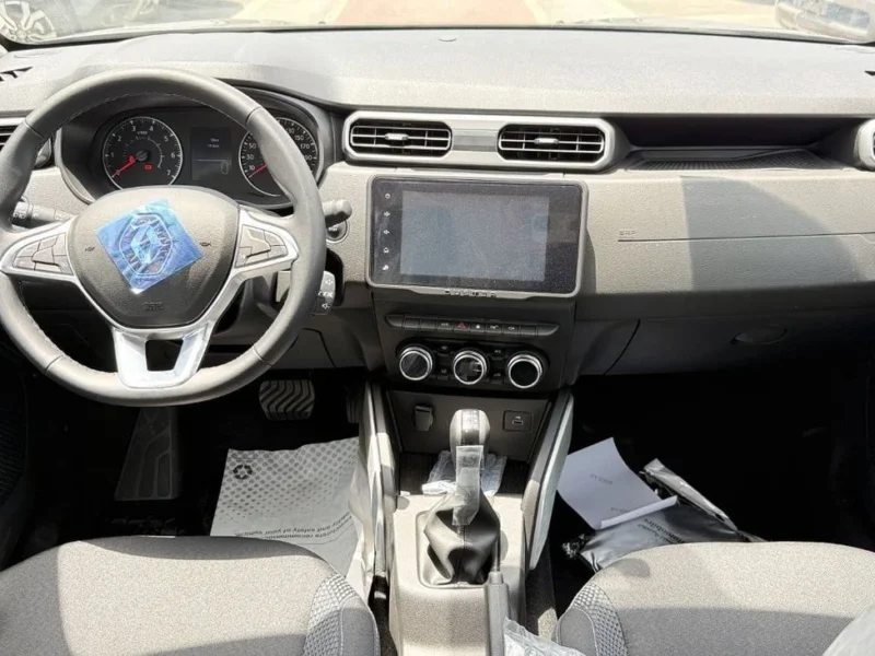 2025 Renault Duster 1.6-litre 4-cylinder In-Line Petrol Engine Grey Black SUV GCC Specs