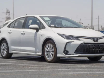 2025 Toyota Corolla 1.8 Litres 4-cylinder Hybrid Engine White Black Sedan Automatic