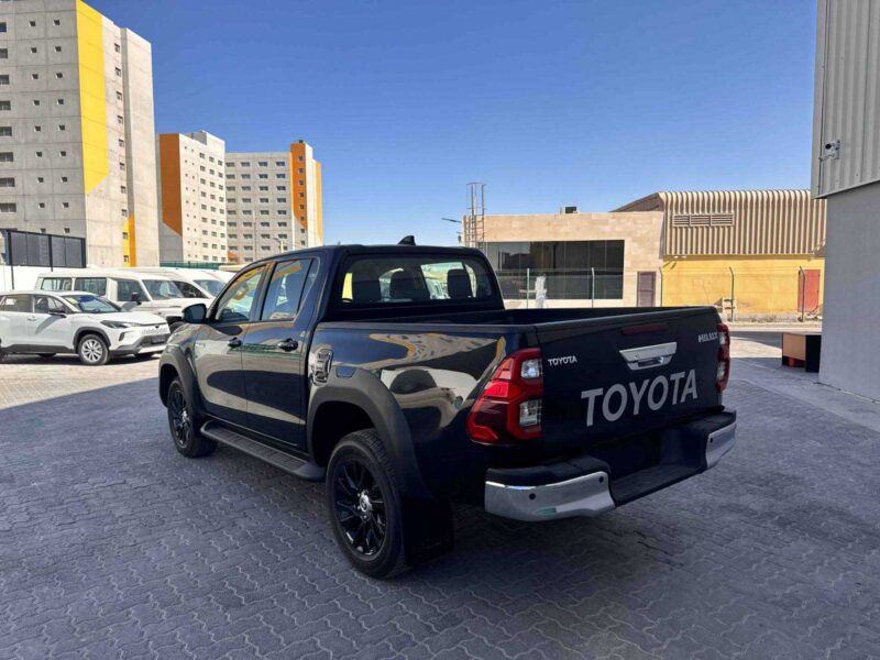 2025 Toyota Hilux Double Cab RHD 2.8L 4-cylinder Diesel Engine Black Pickup Truck