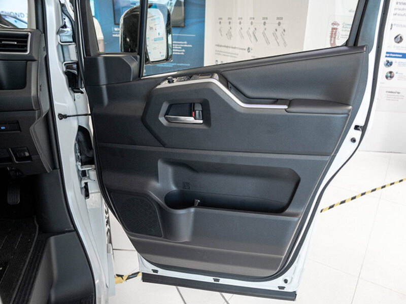 2026 Toyota Majesty Grande 2.8L Inline 4-cylinder Diesel Engine White Black MPV