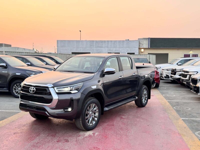 2025 Toyota Hilux Double Cab RHD 2.8L 4-cylinder Diesel Engine Grey Black Pickup Truck