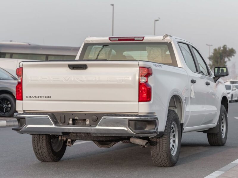 2025 CHEVROLET SILVERADO V8 Petrol Engine 5.3 Litres 4WD GCC Specs White Black Pickup