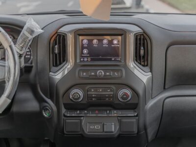 2025 CHEVROLET SILVERADO V8 Petrol Engine 5.3 Litres 4WD GCC Specs White Black Pickup