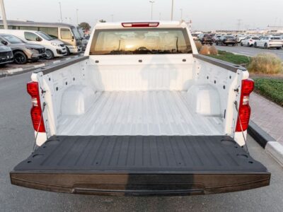 2025 CHEVROLET SILVERADO V8 Petrol Engine 5.3 Litres 4WD GCC Specs White Black Pickup