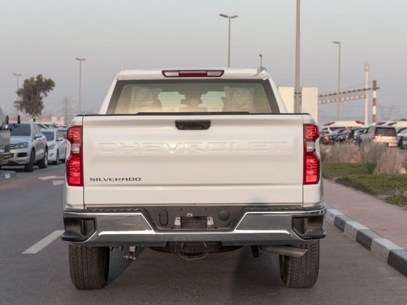 2025 CHEVROLET SILVERADO V8 Petrol Engine 5.3 Litres 4WD GCC Specs White Black Pickup