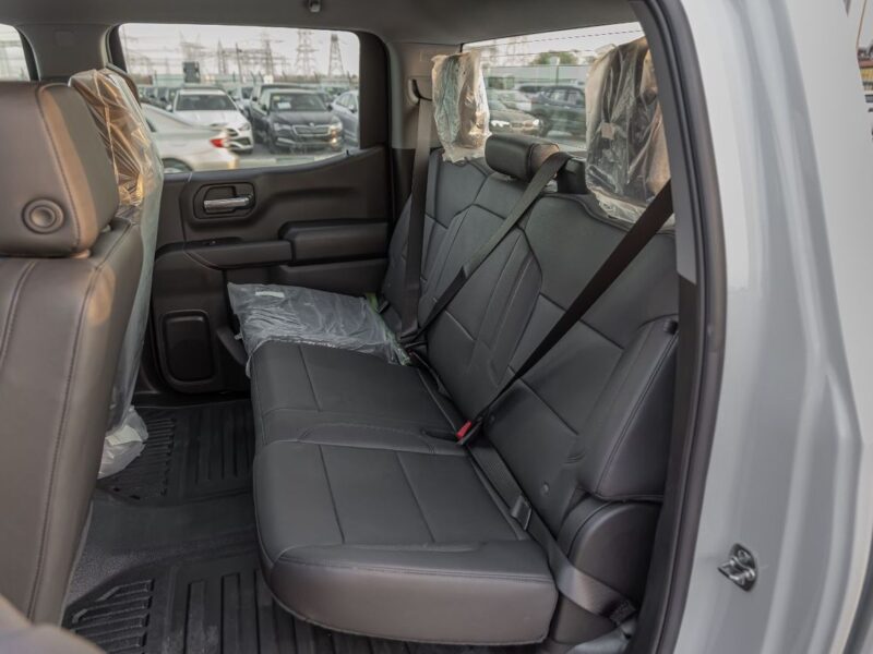 2025 CHEVROLET SILVERADO V8 Petrol Engine 5.3 Litres 4WD GCC Specs White Black Pickup