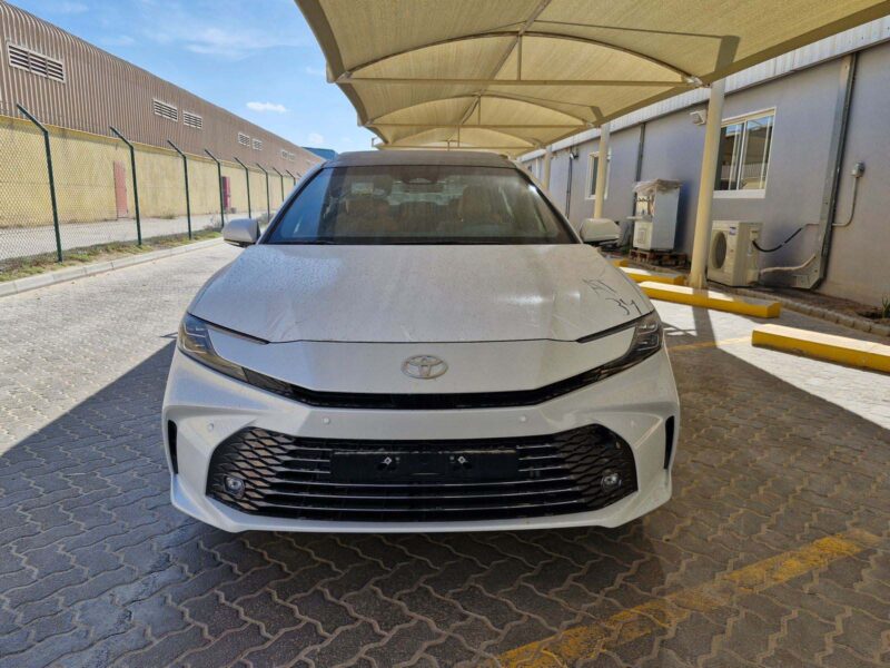 2025 Toyota Camry GLE 2.5-liter 4-cylinder Petrol Engine White Tan Sedan GCC Specs