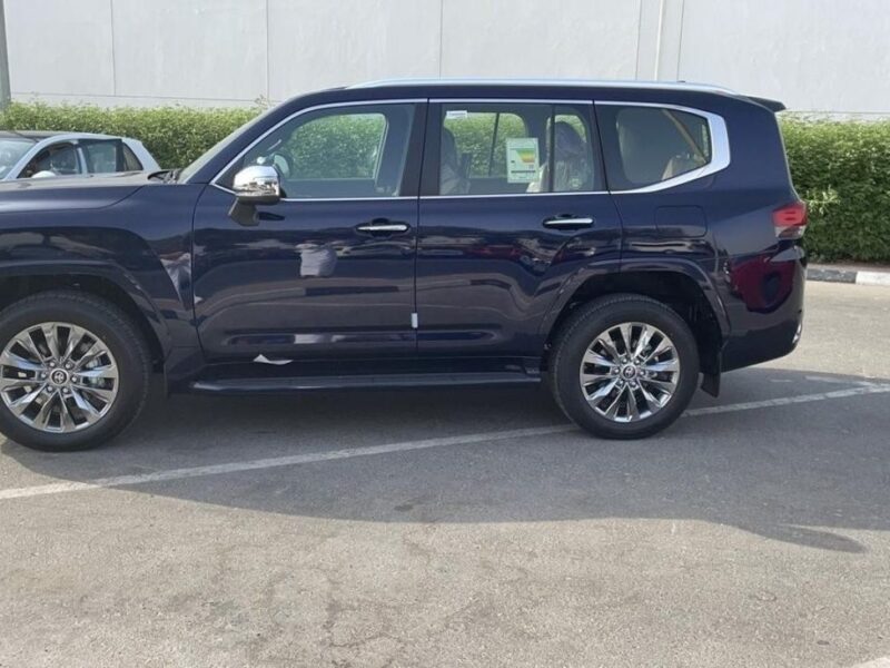 2022 Toyota Land Cruiser VXR 3.5-liter V6 Twin Turbo Petrol Engine Blue Red SUV GCC