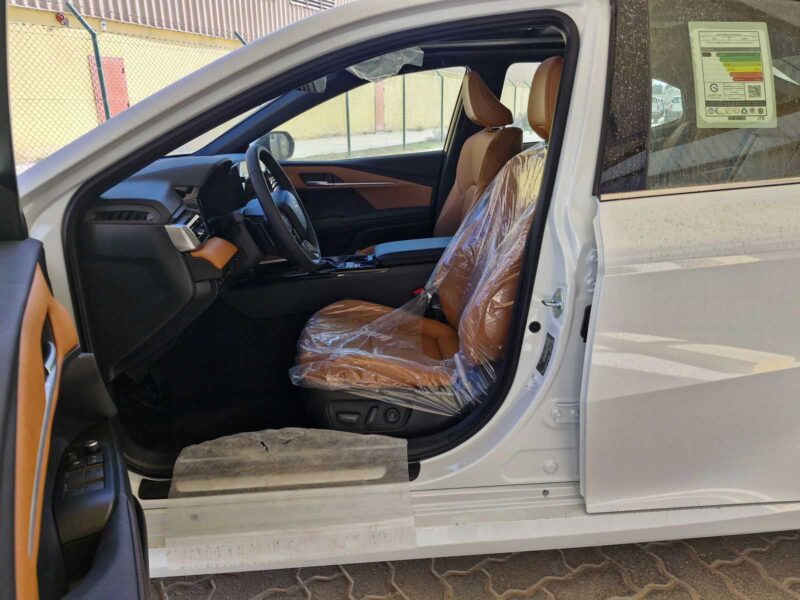 2025 Toyota Camry GLE 2.5-liter 4-cylinder Petrol Engine White Tan Sedan GCC Specs